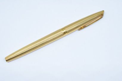 null WATERMAN 

Stylo plume guilloché en métal doré, modèle à cartouche, plume en...