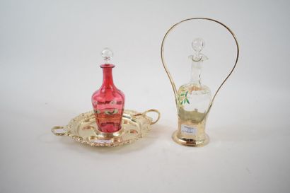 null WMF

Lot de deux carafes en verre émaillé à décor de fleurettes.

Mouture en...