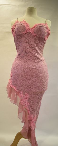 null CATWALK Collection 

 Robe de soirée en dentelle rose, le dos à lacets. 

T...