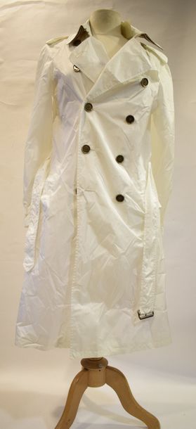null BURBERRY 

Trench blanc. 

T 38.

Etat impeccable.



