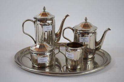 null WMF

Service à thé en métal doré composé d'une théière, un sucrier, un pot à...