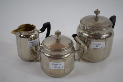 null WMF

Service à thé en métal argenté composé d'une théière, un sucrier, un pot...