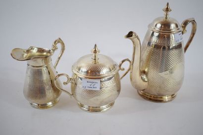 null WMF

Service à thé en métal argenté composé d'une théière, un sucrier, un pot...