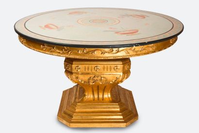 null Table de milieu de forme circulaire à piétement central en bois sculpté et doré...