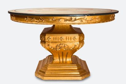 null Table de milieu de forme circulaire à piétement central en bois sculpté et doré...