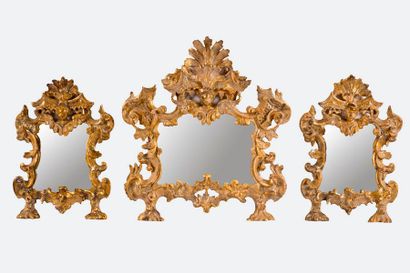 null Suite de trois miroirs en bois doré dont un central plus grand, de forme chantournée...