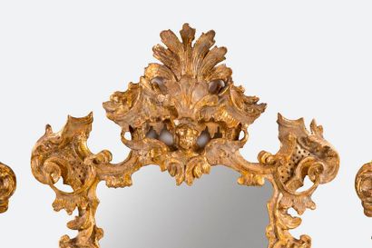 null Suite de trois miroirs en bois doré dont un central plus grand, de forme chantournée...