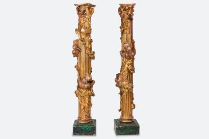 null Paire de colonnes en bois sculpté, polychromé et doré à fût cannelé agrémenté...
