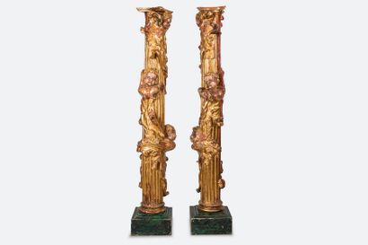 null Paire de colonnes en bois sculpté, polychromé et doré à fût cannelé agrémenté...