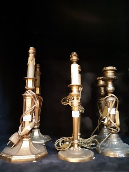 null Lot de trois paires de candélabres en laiton et métal doré
XXe siècle

1. PAIEMENT...