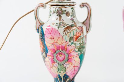 null Paire de vases en porcelaine de chine à décor de fleurs.
Chine, XXe siècle
Hauteur...