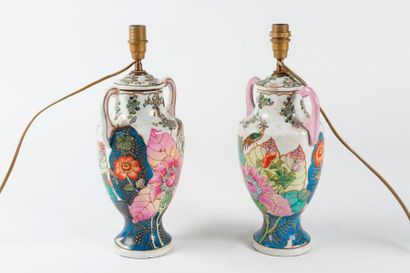 null Paire de vases en porcelaine de chine à décor de fleurs.
Chine, XXe siècle
Hauteur...