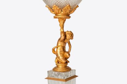 null Paire de lampe en cristal et bronze doré formé d'un putti supportant une grande...