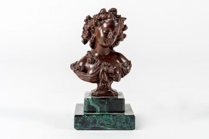 null Presse papier formé d'un buste de jeune femme en bronze à patine brune et marbre...