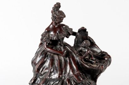 null ECOLE MODERNE DU XXE SIECLE
Jeune mère en longue robe près de son enfant.
Bronze...