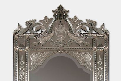 null Important miroir vénitien de forme rectangulaire à parecloses orné de fleurettes...