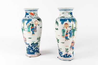 null Paire de vases balustres en porcelaine à décor polychrome de dignitaires accompagnés...