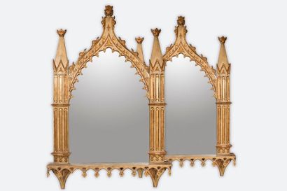 null Importante paire de miroirs néogothiques en bois sculpté laqué blanc et doré...