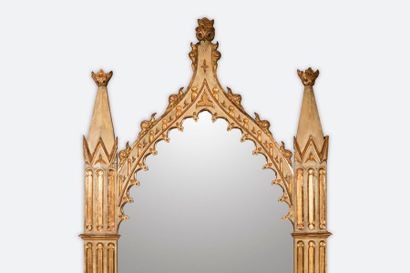 null Importante paire de miroirs néogothiques en bois sculpté laqué blanc et doré...