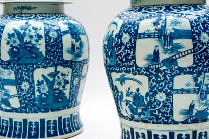 null Importante paire de pots couverts en porcelaine de forme balustre, à décor bleu...