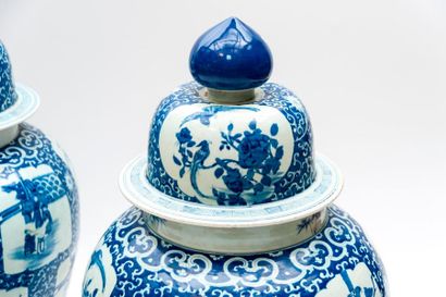 null Importante paire de pots couverts en porcelaine de forme balustre, à décor bleu...