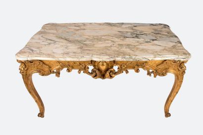 null Importante table en bois sculpté et doré reposant sur quatre pieds galbés et...