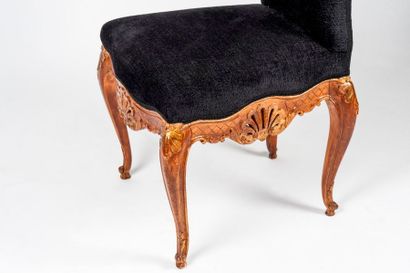 null Suite de six chaises en bois sculpté, patiné et doré à décor de coquilles reposant...
