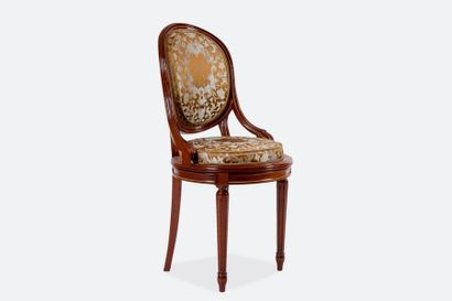 null Suite de dix chaises en acajou de style Louis XVI à dossier médaillon reposant...