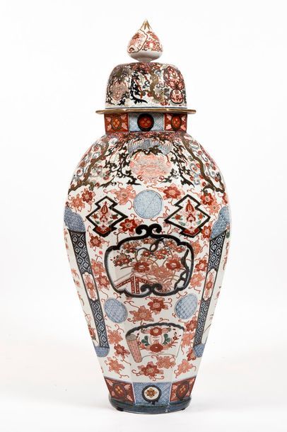 null Grand vase couvert en porcelaine d'Imari à décor de fleurs de lotus, de dragons,...