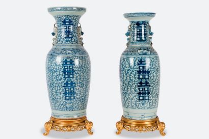 null Ensemble de deux vases de forme balustre en porcelaine à décor bleu blanc de...