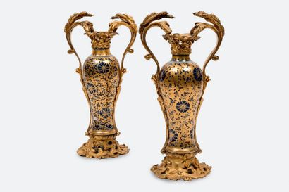 null Paire de vases Meiping en porcelaine ornés de rinceaux et fleurettes peint en...