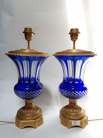 null Paire de vases cornets en cristal teinté bleu à décor cannelés et de croisillons...