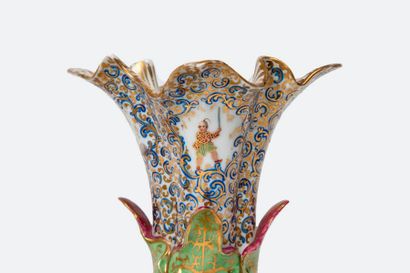 null Paire de vases de forme chantournée en porcelaine de Paris à décor de rinceaux...