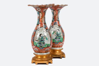 null Paire de vases en porcelaine du Japon à panse piriforme et col pavillonné à...