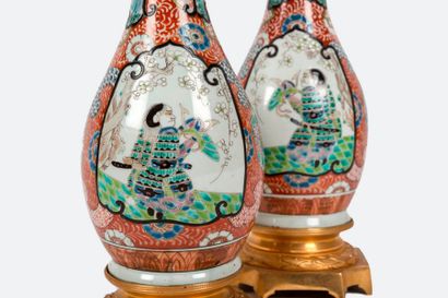 null Paire de vases en porcelaine du Japon à panse piriforme et col pavillonné à...