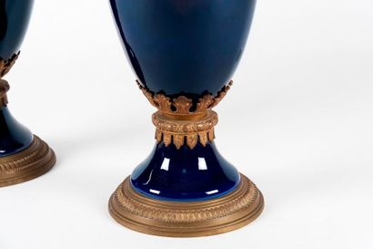 null Paire de vases balustres en porcelaine bleu dans le goût de Sèvres.
Monture...