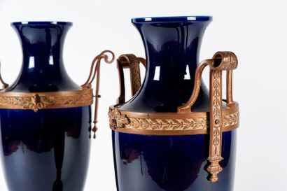 null Paire de vases balustres en porcelaine bleu dans le goût de Sèvres.
Monture...