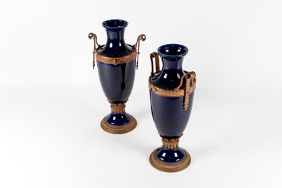 null Paire de vases balustres en porcelaine bleu dans le goût de Sèvres.
Monture...