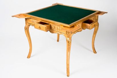 null Table à jeux de forme carrée en bois doré reposant sur quatre pieds galbés à...