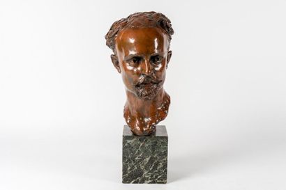 null Félix FEVOLA (1882-1953)
Buste d'homme
Bronze à patine brune Signé et daté 1907.
Socle...