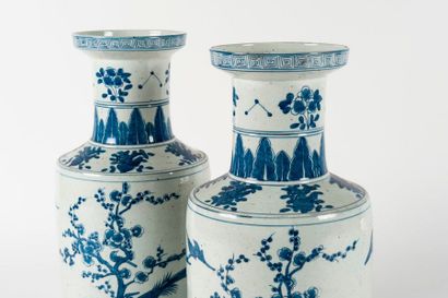 null Paire de vase balustre en porcelaine à décor bleu/blanc d'arbres en fleurs et...