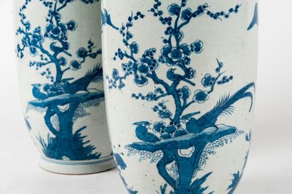 null Paire de vase balustre en porcelaine à décor bleu/blanc d'arbres en fleurs et...