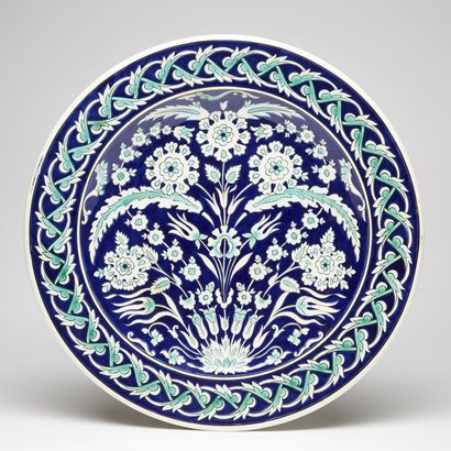  BOCH FRÈRES - KÉRAMIS
GRAND PLAT
en céramique à décor floral polychrome sur fond... Gazette Drouot