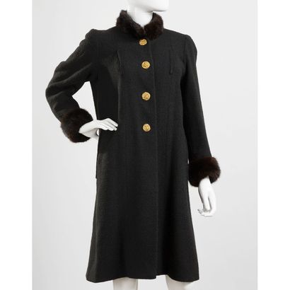  CHANEL Haute Couture x Line VAUTRIN
Manteau long noir à manches longues en laine,... Gazette Drouot