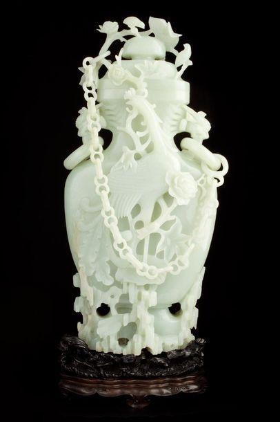 Jade Vase couvert monumental portant la marque impériale qianlong au phoenix et aux...