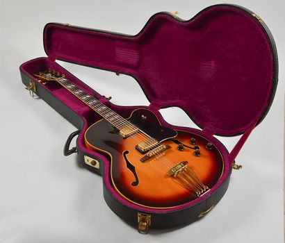 GIBSON - Circa 1963 Guitare GIBSON modèle ES-350T No 72527008. Vers 1977 Kalamazoo,...