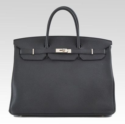 HERMÈS - BIRKIN HERMÈS - BIRKIN Sac Birkin en cuir noir avec des coutures ton sur...