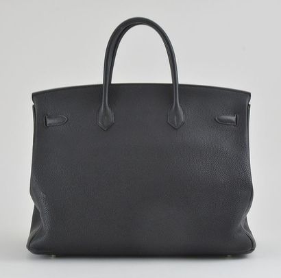 HERMÈS - BIRKIN HERMÈS - BIRKIN Sac Birkin en cuir noir avec des coutures ton sur...