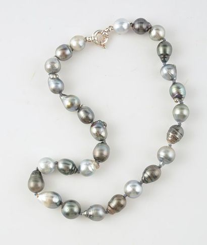PERLES DE TAHITI Collier de vingt-sept (27) perles de Tahiti grises de forme baroque,...
