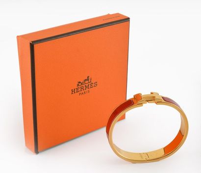 null HERMÈS - Bracelet Clic H
Bracelet en émail rouge avec du matériel plaqué or.
Accompagné...